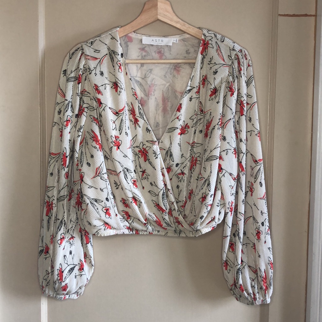 Astr The Label Floral Long Sleeve Cropped Top